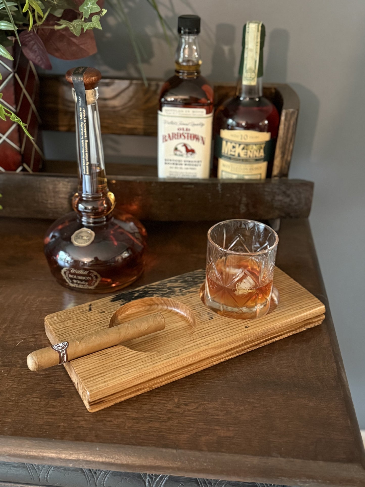 Bourbon and cigar holder